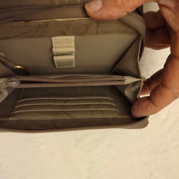 Buxton top grain cow hide leather wallet. - Picture 3 of 9